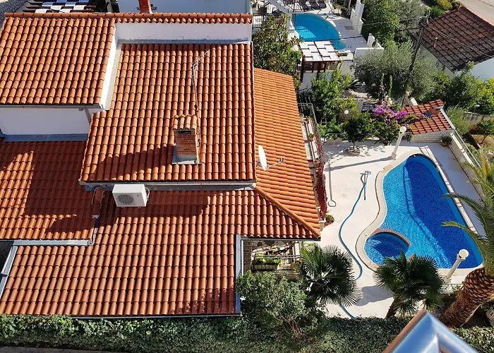 Spacious In With Private Pool Seget Vranjica