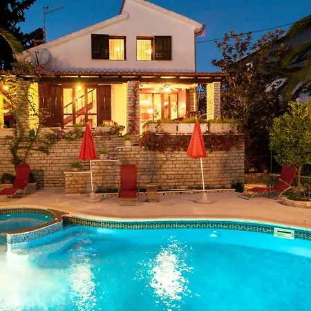 Spacious In With Private Pool Seget Vranjica